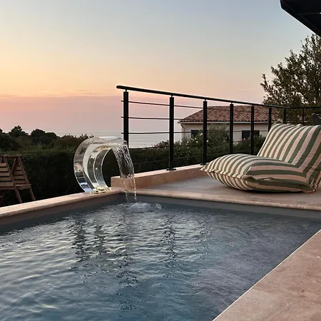 Holiday home T3 Neuf Avec Piscine Privee Place De Parking Grande Terrasse